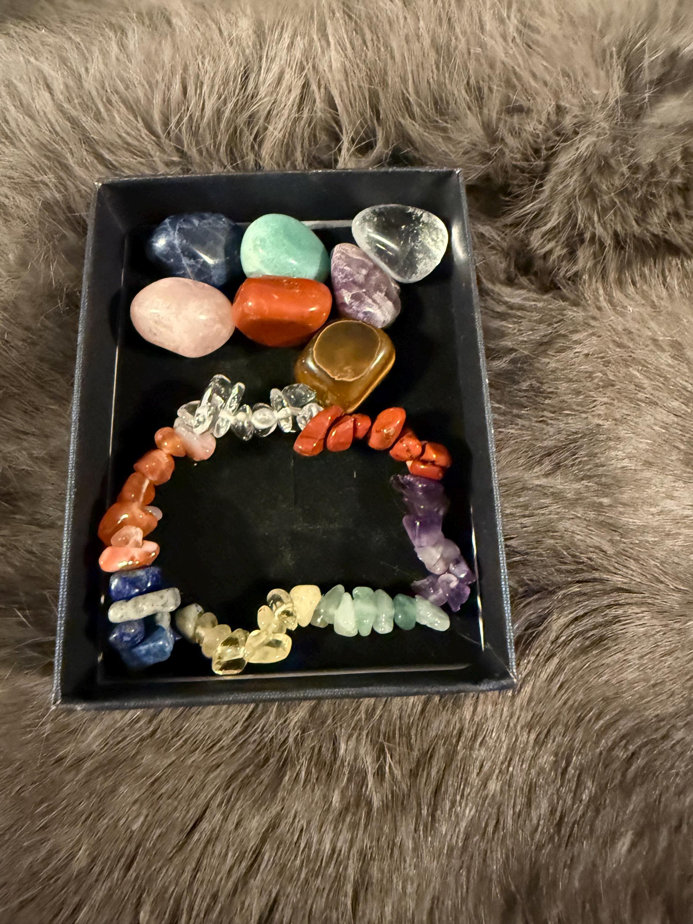 Chakra Stone Gift Set: 7 Gemstone Tumbles and Gemstone Chip Bracelet